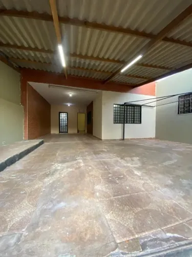 Casa com 3 Quarto(s) e 1 banheiro(s) para Alugar, 300 m² por R$ 1444 / Mês
