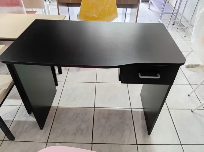 Escrivaninha preta com uma gaveta