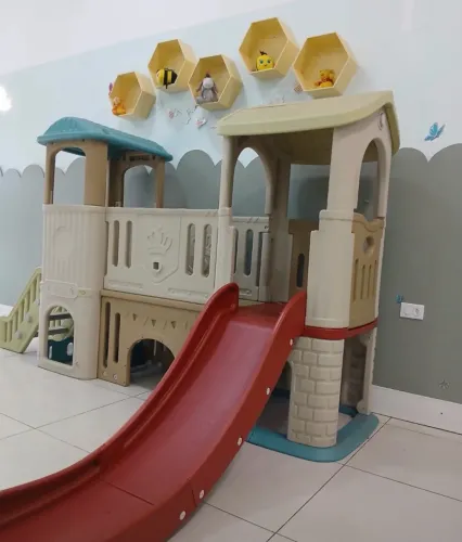 Playground com escorregador cesto basquete tunel