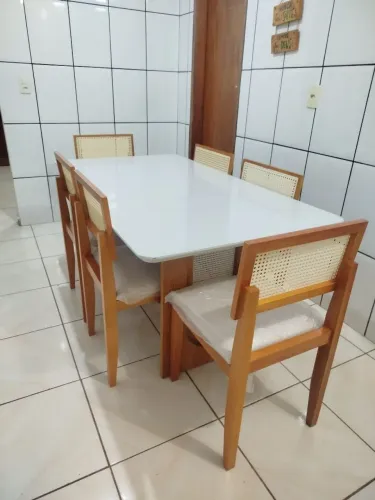 Mesa de jantar com seis cadeiras