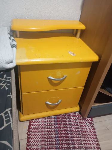 vendo criado mudo duas gavetas cor amarela 
