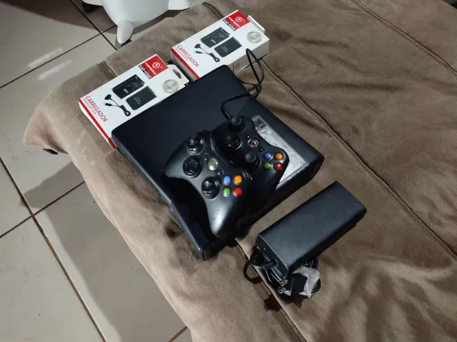 Xbox Completasso, 2 desbloqueios, 2 baterias novas, cabos, 60 jogos 2 controles, fonte.