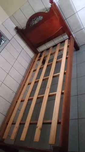 Cama de solteiro em madeira resistente