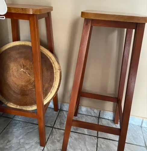Banquetas de madeira