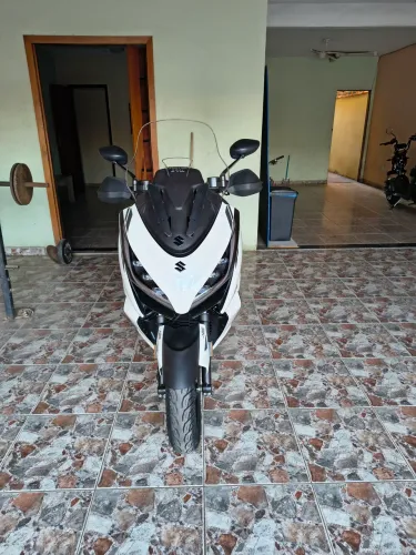 Scooter ZONTES 350e novíssima