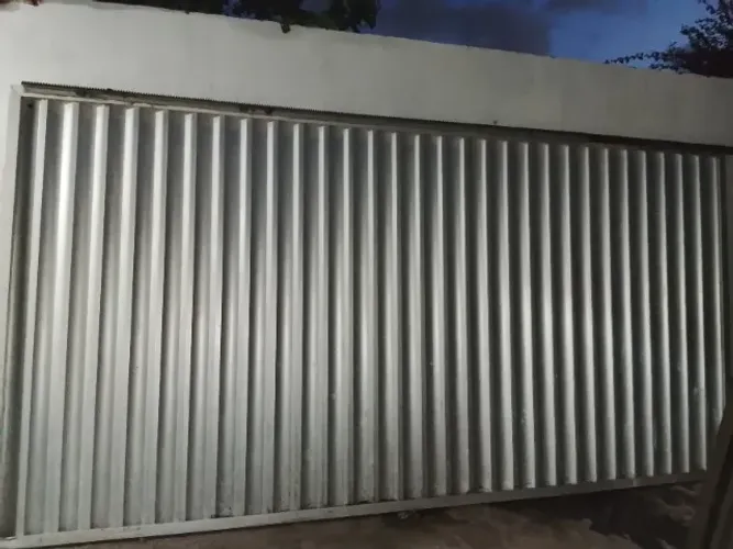 Portão de aluminio 4,10 x 2,10 metros, material antigo, resistente e em excelente estado