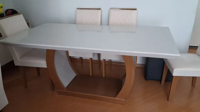 Vendo uma mesa de jantar