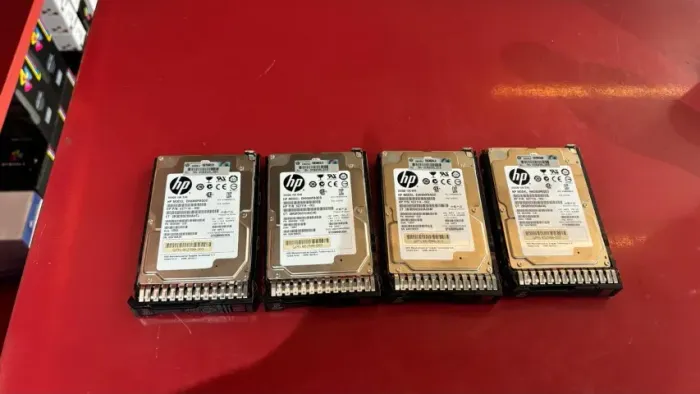 4 Discos rígido empresarial HP 300GB 15K SAS 2.5 polegadas, modelo EH0300