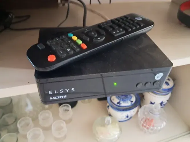 Receptor elsis HDMI com cabo de alimentação e controle