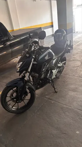 Vendo CB300f Twster, moto pra pessoa exigente nada a fazer