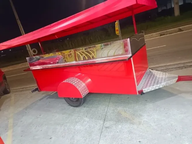 Vende se um carrinho de cachorro quente novo acompanha um frizzer aceito proposta  