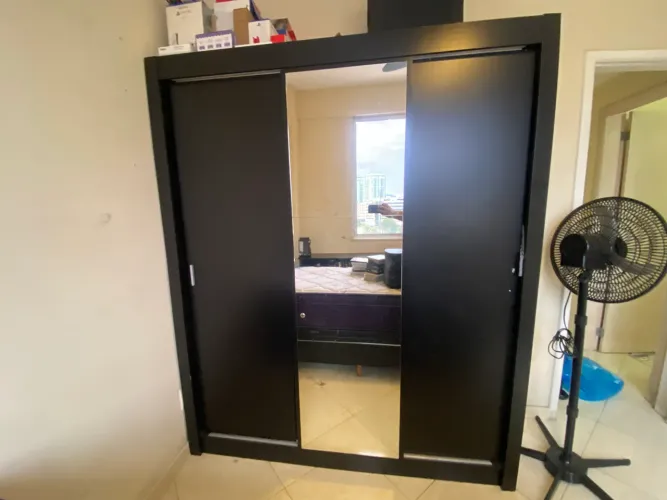 Guarda roupa preto com espelhos