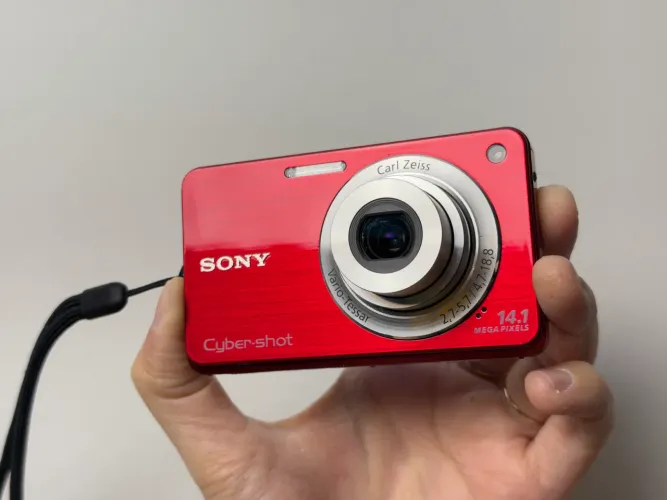 Sony Cybershot DSC-W560 - 14.1MP e 4x de zoom