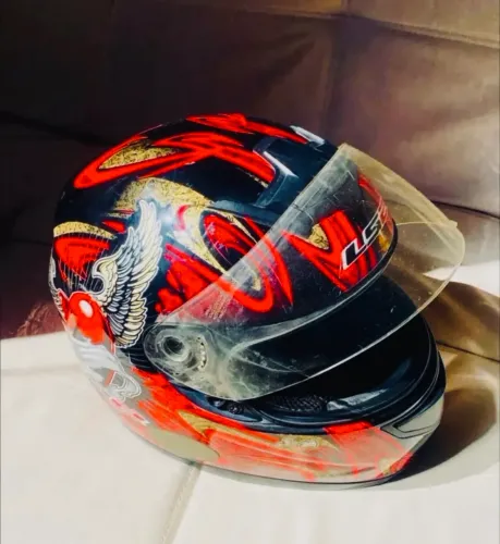 Capacete LS2 em bom estado de conservação