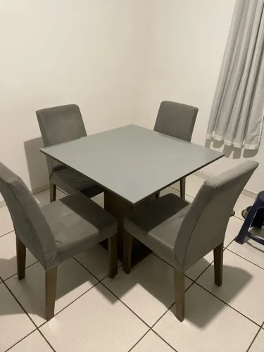 Vendo mesa de jantar com 4 cadeiras