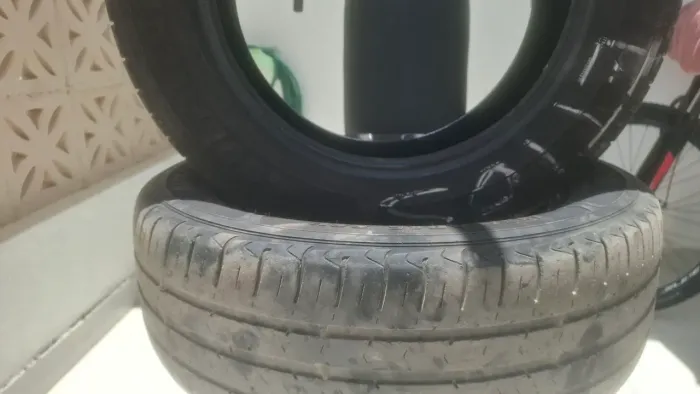 Pneus Good Year 195/60 R 15 em perfeito estado e meia vida de uso