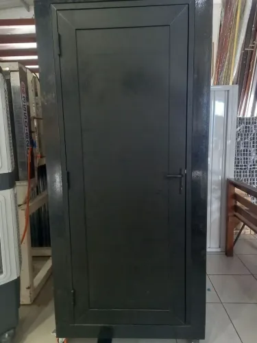 Porta em alumínio FABRICAÇÃO SOBRE MEDIDA