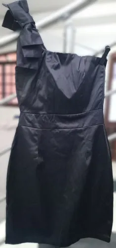 Vestido curto preto um ombro só com laço preto Clock House (C&A) tam 36