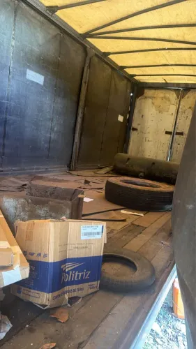 Saider em ótimo estado de 8,20 de comprimento, 2,60 de largura e 2,60 de altura.