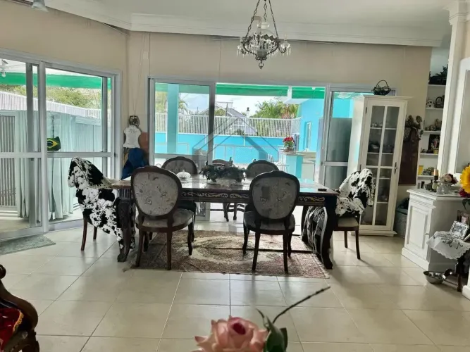 Viva o Alto Padrão de Jurerê  Casa com Elevador, Jacuzzi e Suíte Master