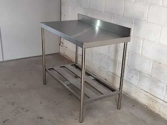 Bancada inox c/ espelho 1,10×0,70×0,90 m + prateleira (tampo 22#)
