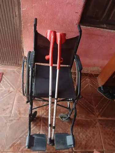 Vendo uma cadeira de rodas e um par de moleta por 200 hoje 