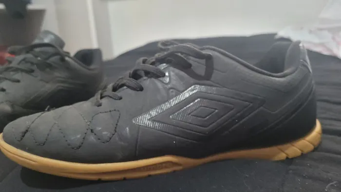 Chuteira Umbro preta classic