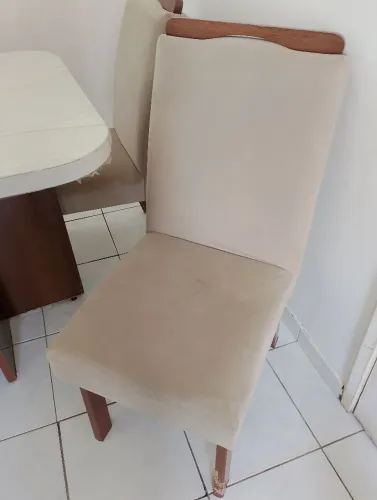 Vendo conjunto de mesa com 4 cadeiras.