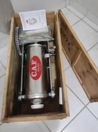 Ensacadeira de linguiça CAF E-8i total inox.