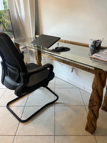 Mesa de madeira com tampo de vidro