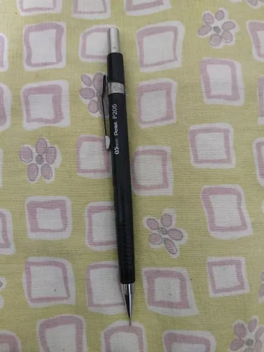 Lapiseira pentel 05 já vai com grafite