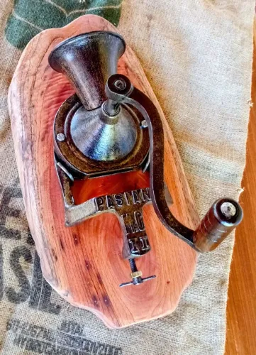 Antigo e raríssimo moedor moinho de cafe funcionando marca Pasiane 