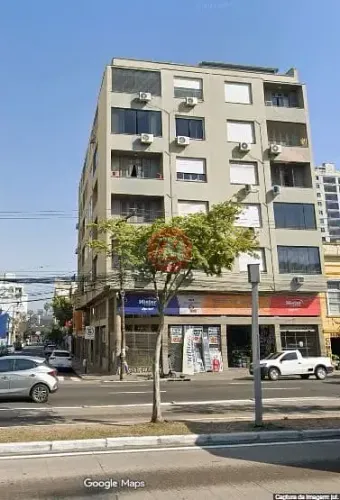 Na Cidade Baixa, 2 dormitórios, sacada e elevador.