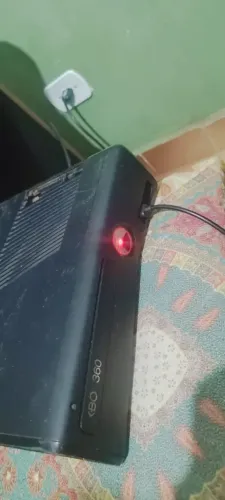 XBOX 360 COM LUZ VERMELHA (PEGAR PRA CONCERTAR)