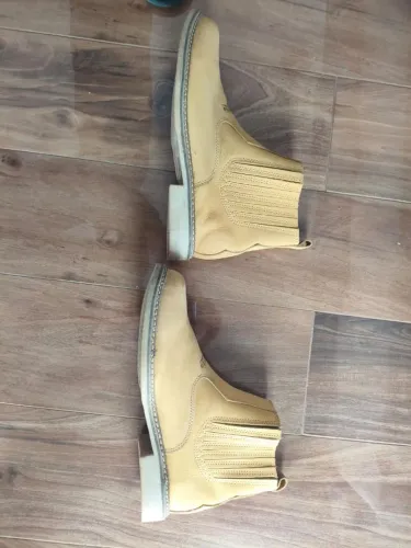 Bota usada uma única vez