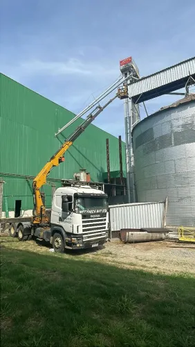 Scania 400 com Munck