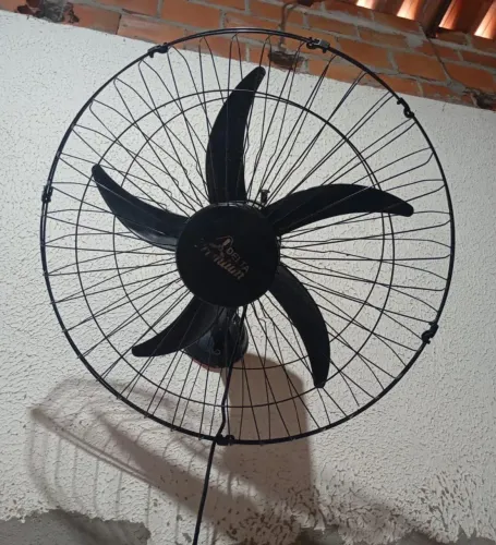 Vendo ventilador de parede, funcionando perfeitamente.