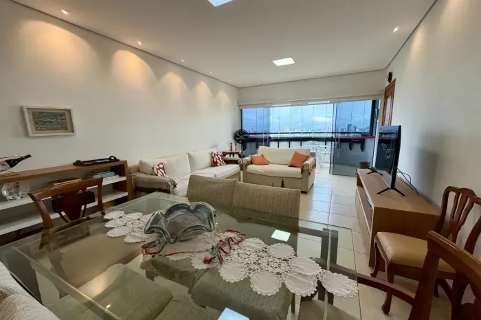 Apartamento à venda com 3 suítes em andar alto no Umarizal.