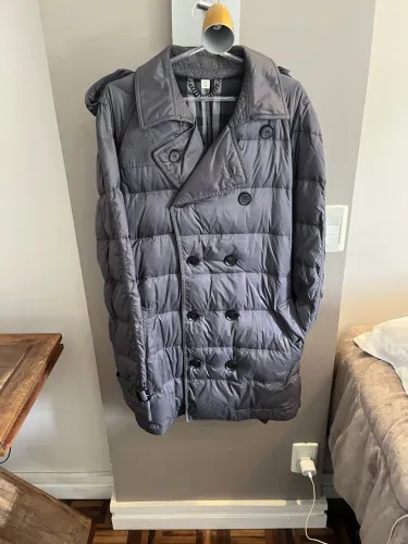 Casaco Masculino Burberry com Plumas - M (Veste G)