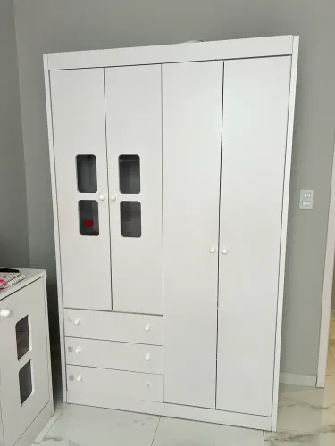 Guarda-roupa e cômoda para bebê