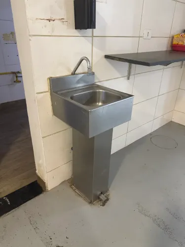 lavatório industrial de inox com acionamento por pedal