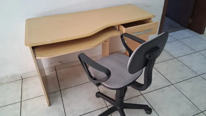 Escrivaninha + cadeira à venda!