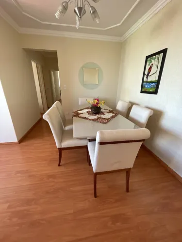 Mesa de jantar com 6 cadeiras
