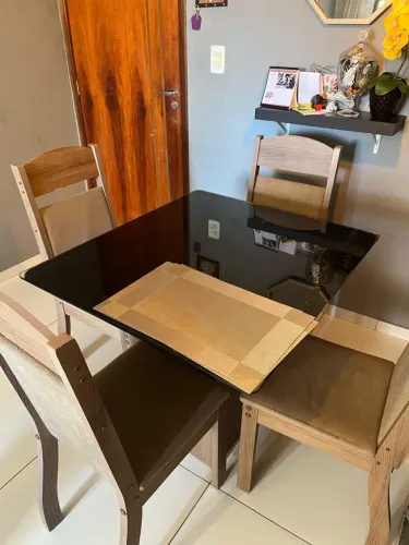 Mesa tampo de vidro, 4 cadeiras