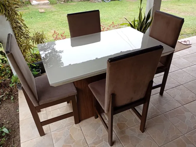 Mesa com tampo de vidro acompanha 4 cadeiras estofadas em madeira maciça