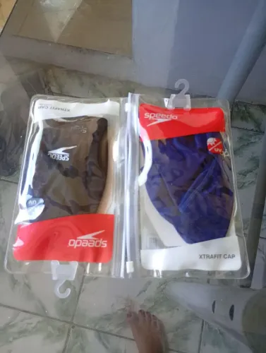 Vendo 2 touca pra natação nova