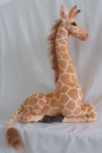 Girafa Realista Sentada de Joelhos Safari Savana Pelucia Realismo Tamanho médio 55 Cm Fofy