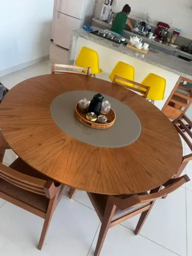 Mesa de Jantar em madeira com centro giratório de vidro, com 6 cadeiras de madeira 1,50