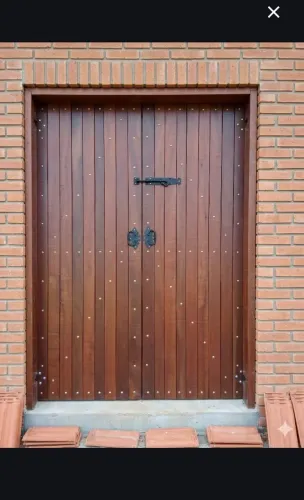 Porta de madeira maciça sob medida.