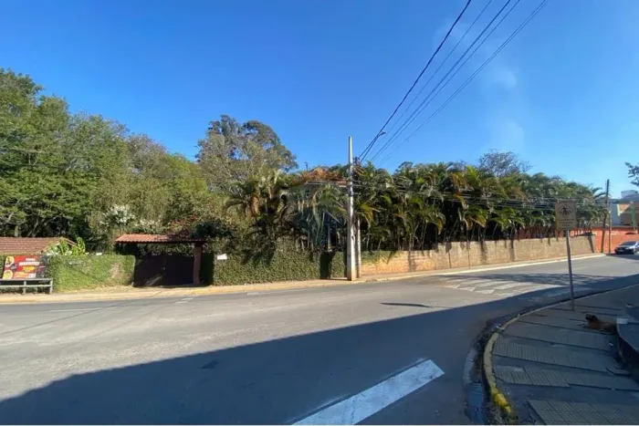 Chácara no Centro de Extrema, em frente ao espaço de eventos